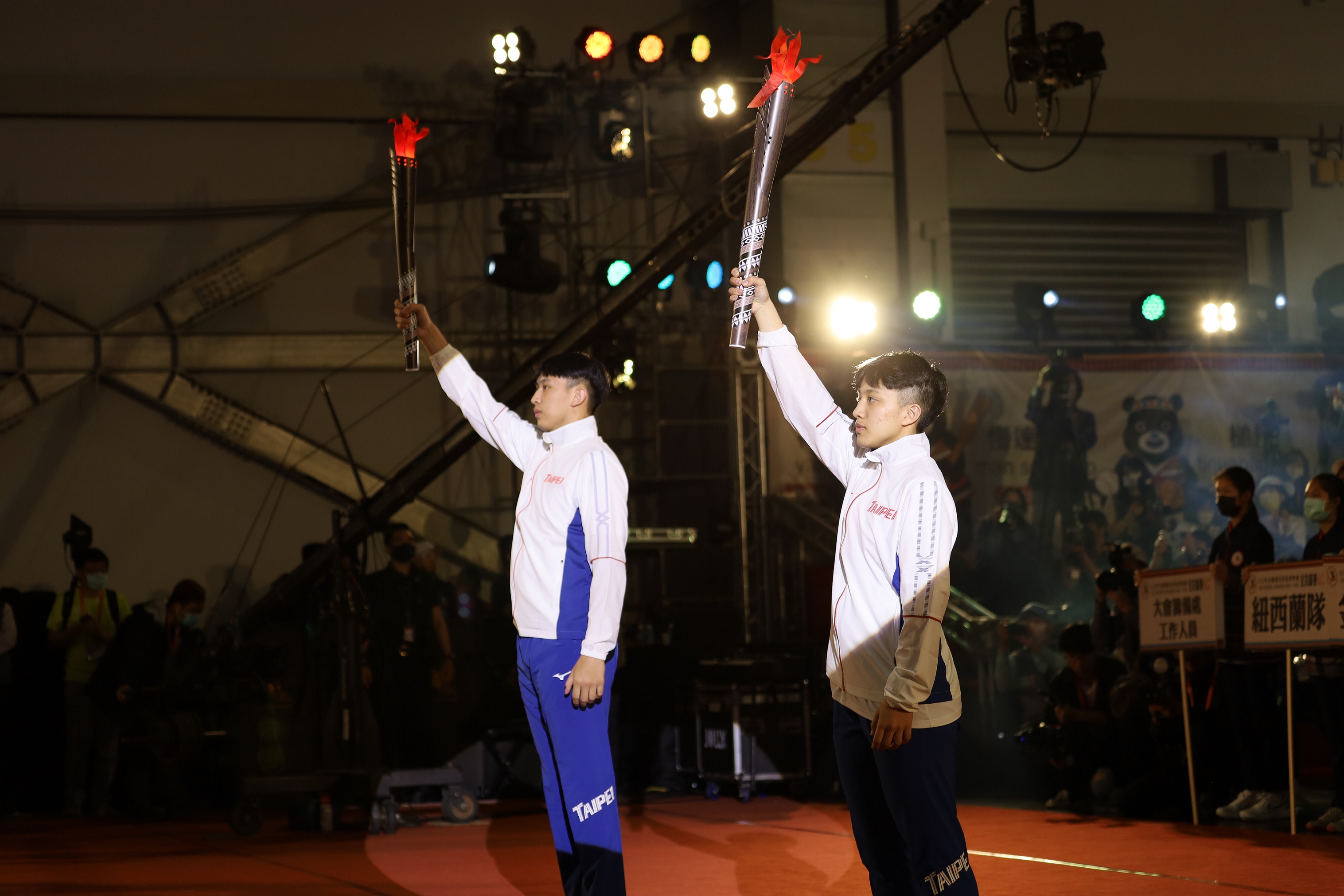 (圖)The splendid opening of the 2023 National Indigenous Games, athletes Chen Jiang-shuang (left) and Song Rui-zhen (right) served as torch bearers and lit of the Flame of Victory of the Games.